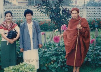 รูปพระครูบาบุญชุ่มถ่ายกับคุณแม่แสงหล้า